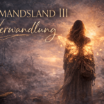 Niemandsland III – Verwandlung zeigt eine Frau mit brennenden, orange-glühenden Flügeln aus Feuer im Rücken, vor einer düsteren Landschaft; Titelfluss verwebt sich mit dem Bild